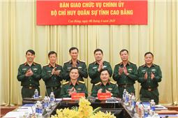 Bàn giao chức vụ Chính ủy Bộ CHQS tỉnh Cao Bằng